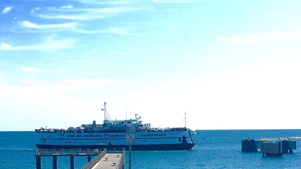 Lookout Tavern | restaurant | 8 Seaview Ave, Oak Bluffs, MA 02557, USA | 5086969844 OR +1 508-696-9844