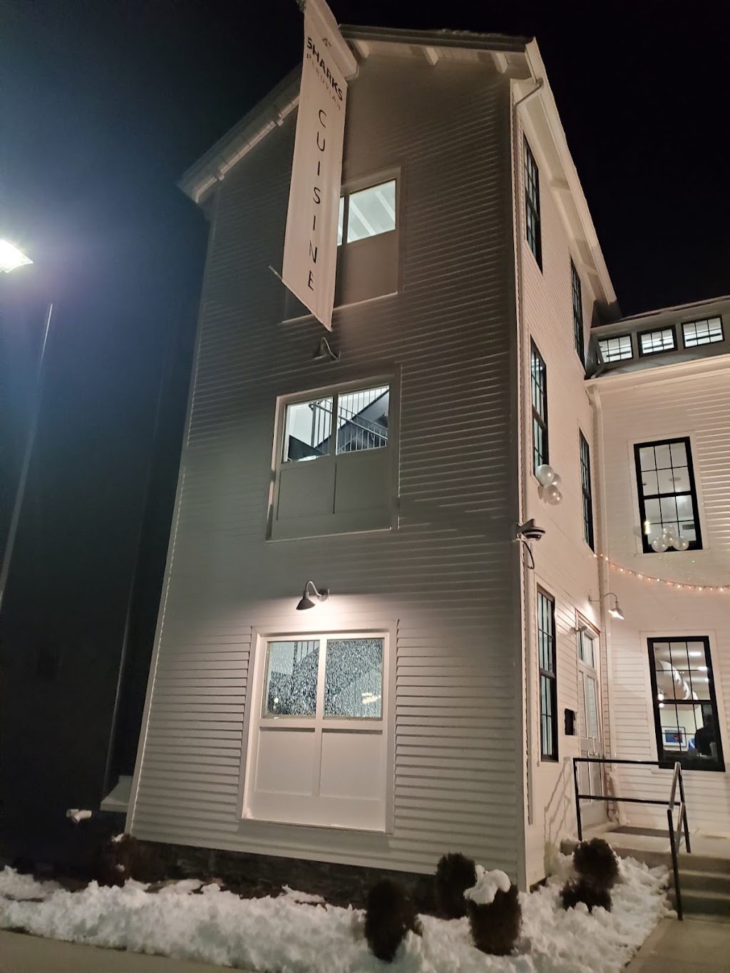 Sharks Peruvian Cuisine | restaurant | 1420 Broad St, Central Falls, RI 02863, USA | 4013655748 OR +1 401-365-5748