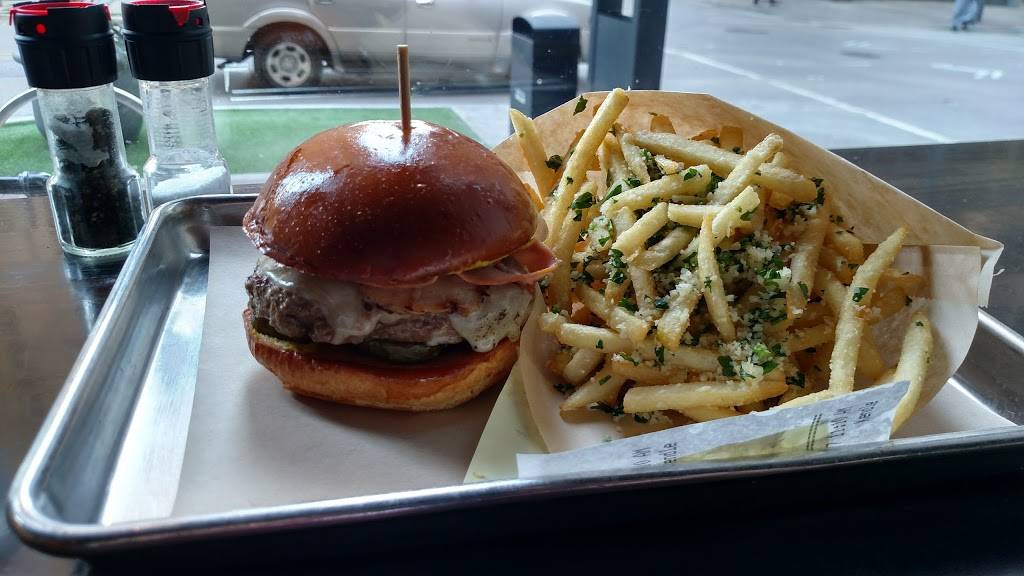 Chop House Burger | restaurant | 1501 Main St, Dallas, TX 75201, USA | 2147412747 OR +1 214-741-2747