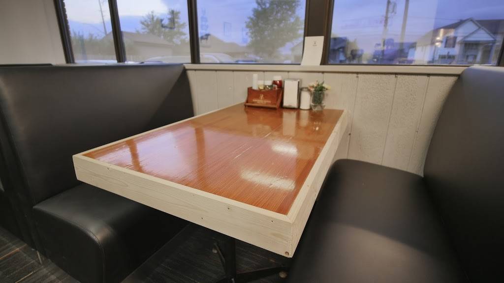 Kingsway Lanes & Restaurant | restaurant | 215 Riverside Dr, Welland, ON L3C 5E3, Canada | 9057352141 OR +1 905-735-2141