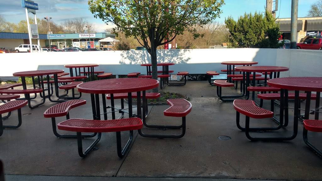 Maxs Burgers and Gyros | restaurant | 8240 Wornall Rd, Kansas City, MO 64114, USA | 8164446297 OR +1 816-444-6297