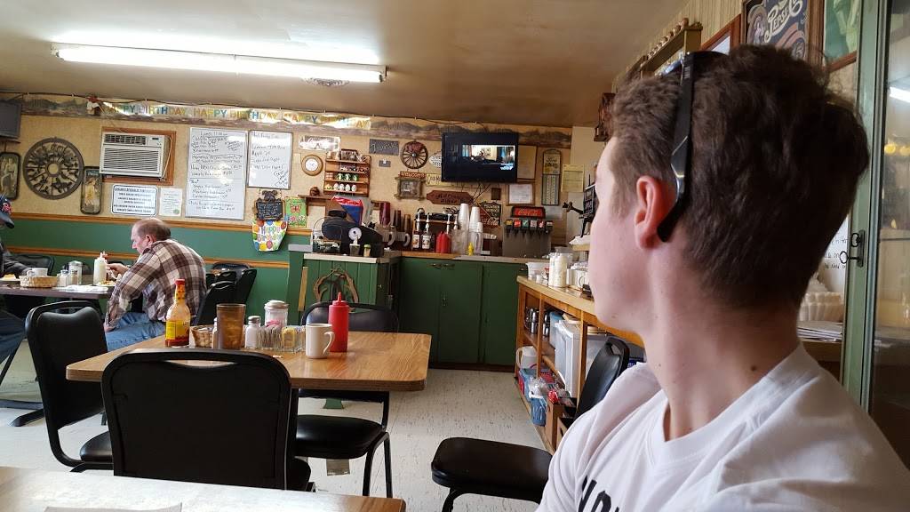 Adrians Diner | restaurant | 5443 Broad St N, Trezevant, TN 38258, USA | 7316693966 OR +1 731-669-3966