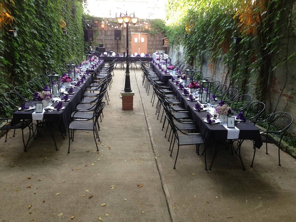 The Irish Lion Glen | restaurant | 220 W Kirkwood Ave, Bloomington, IN 47404, USA | 8123369077 OR +1 812-336-9077