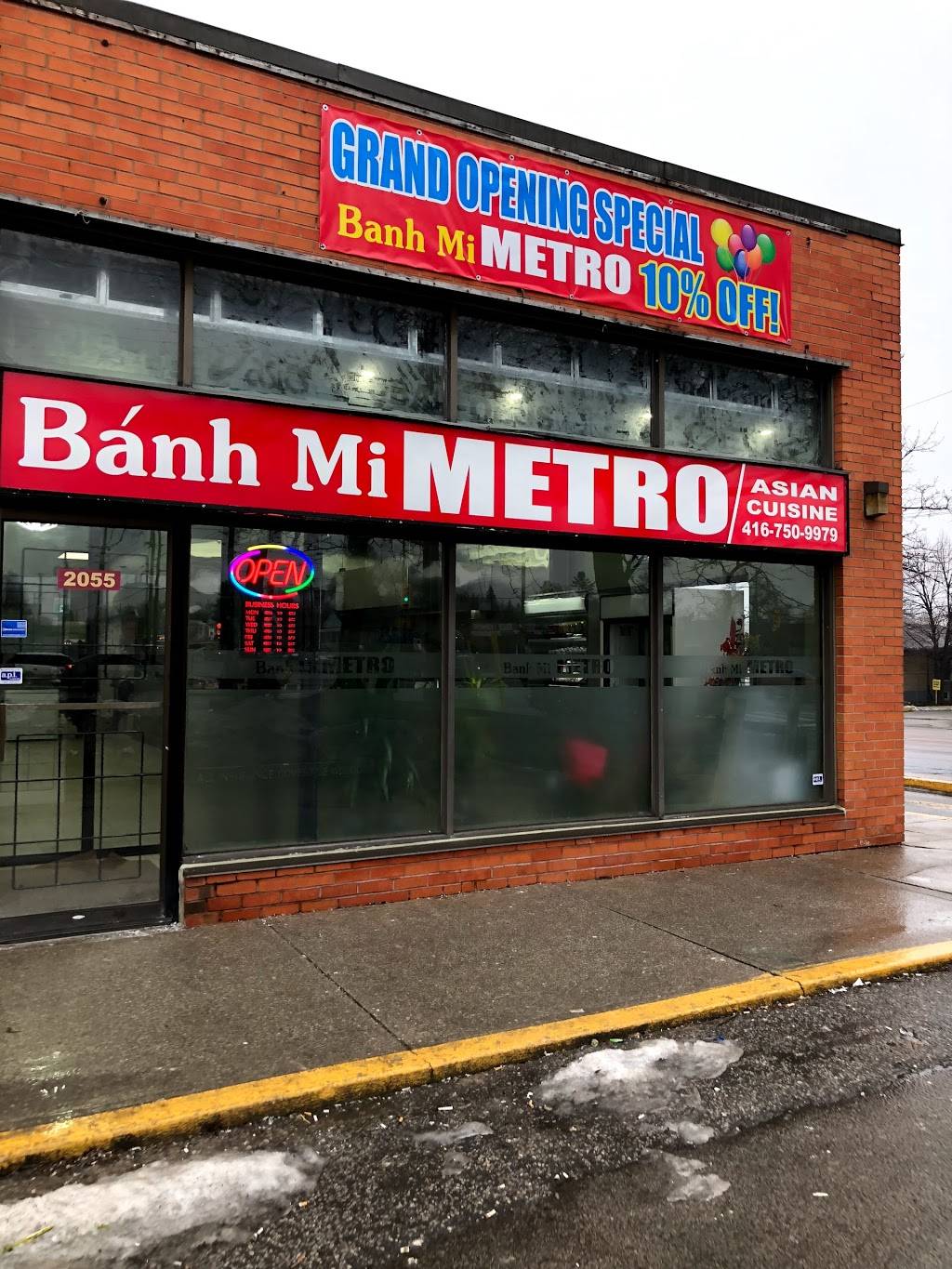 Banh Mi Metro | restaurant | 2055 Lawrence Ave E, Scarborough, ON M1R 2Z4, Canada | 4167509979 OR +1 416-750-9979