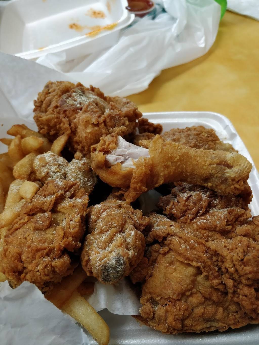 Sharks Fish & Chicken | restaurant | 250 E 35th St, Chicago, IL 60616, USA | 3122258700 OR +1 312-225-8700