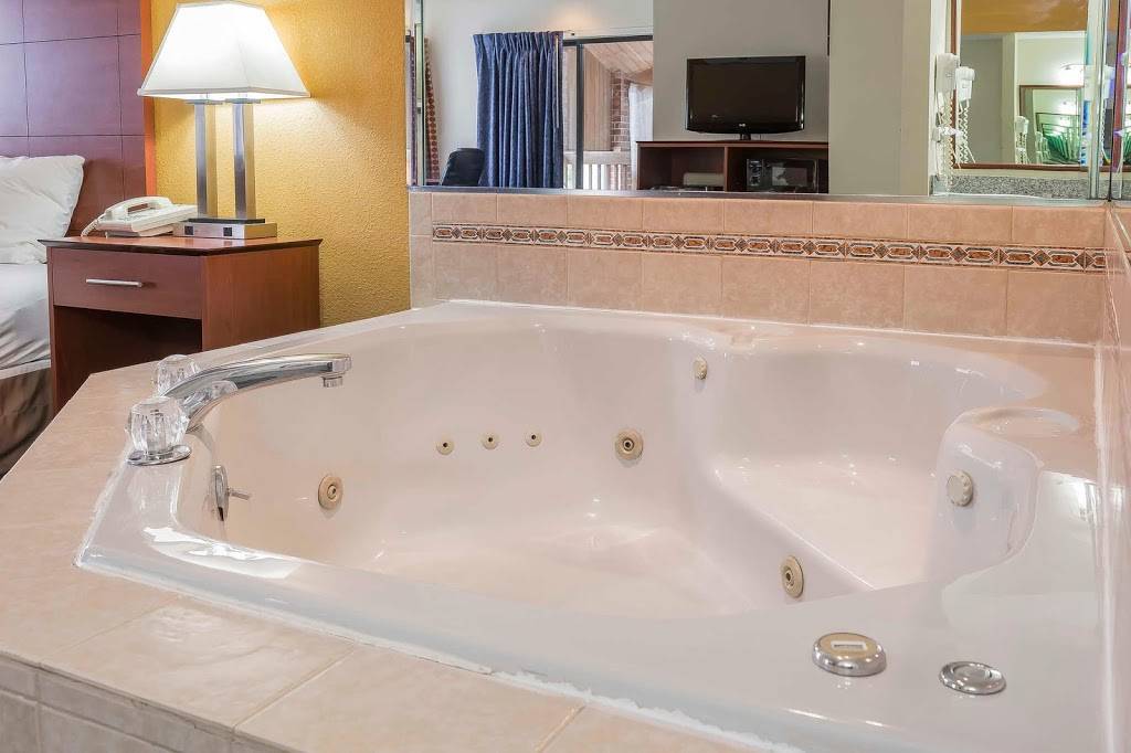 Quality Inn | restaurant | 1475 S Peace Rd, Sycamore, IL 60178, USA | 8158954979 OR +1 815-895-4979