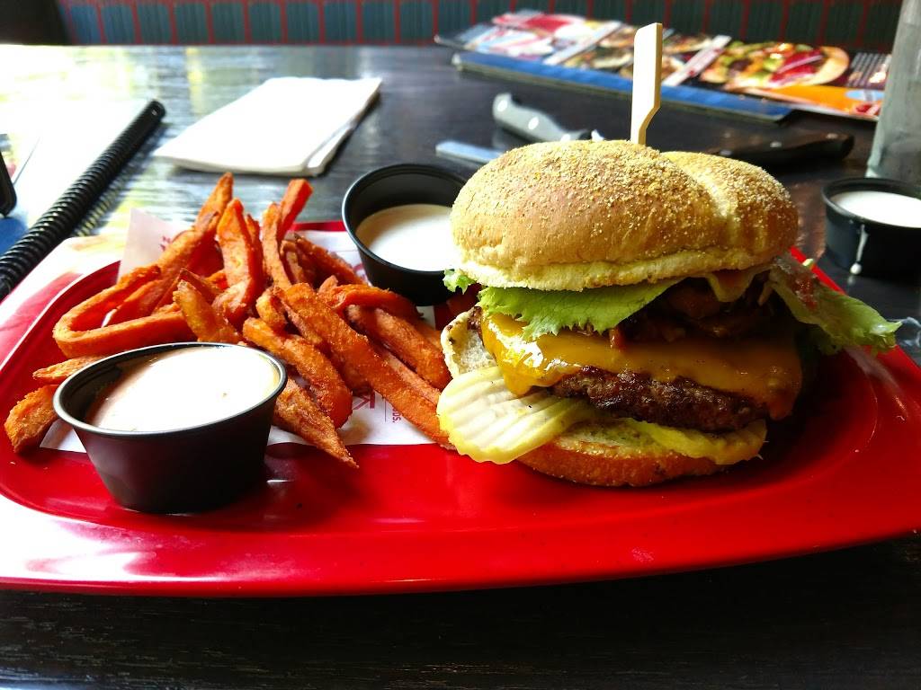 Red Robin Gourmet Burgers and Brews | restaurant | 18029 Garden Way NE, Woodinville, WA 98072, USA | 4254886300 OR +1 425-488-6300