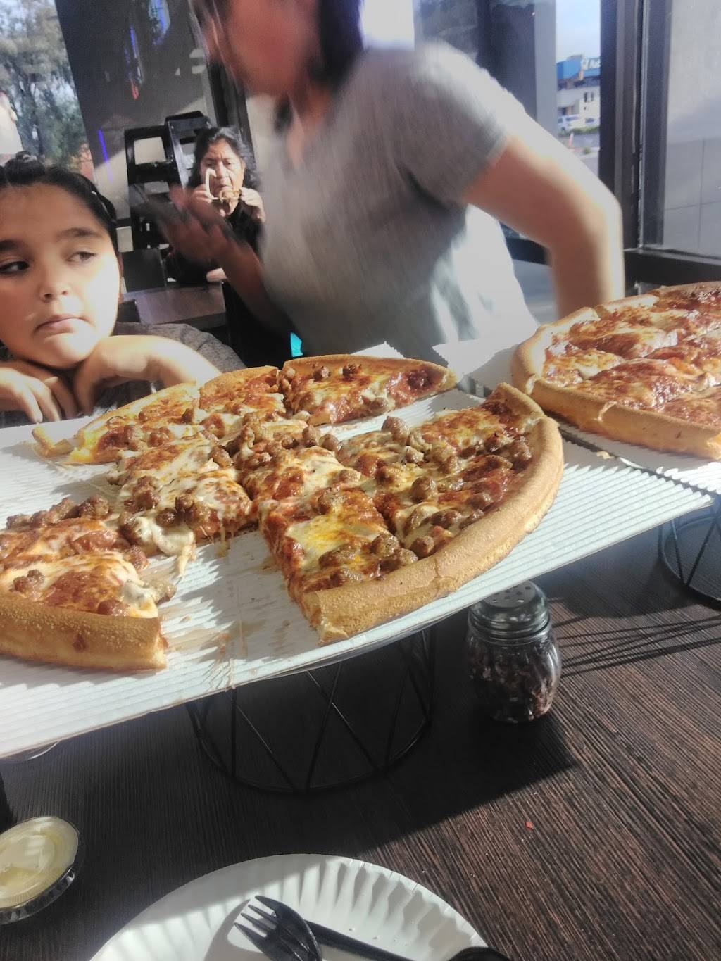 Boston Pizza | restaurant | 3300 S Mooney Blvd, Visalia, CA 93277, USA | 5596251235 OR +1 559-625-1235