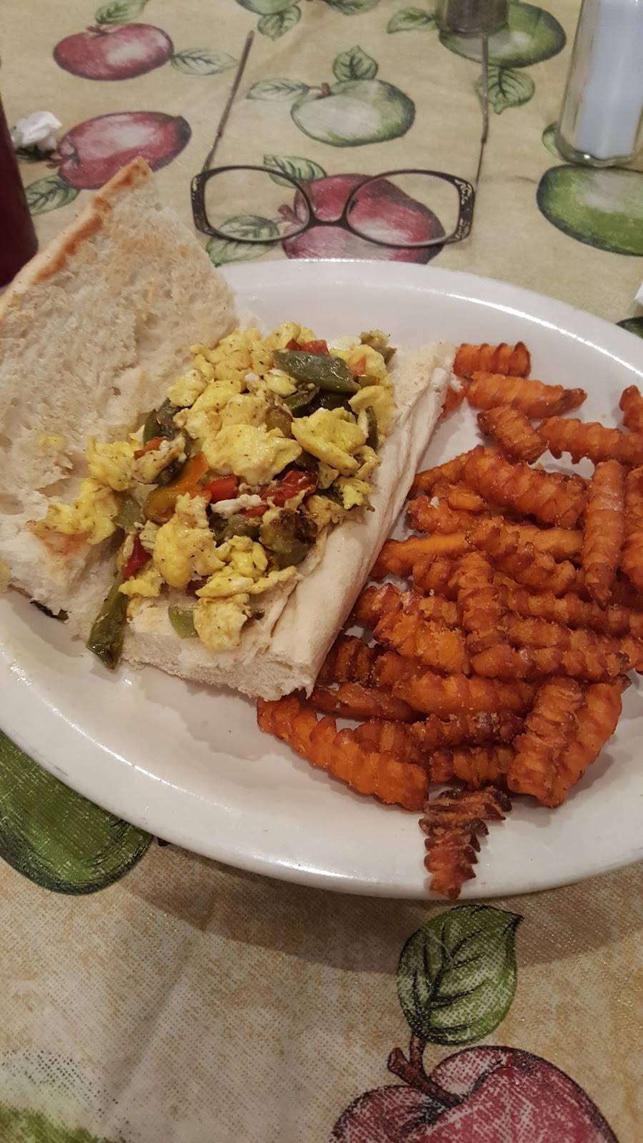 The Cotton Pickin Inn and Diner | restaurant | 100 Scott St, Tellico Plains, TN 37385, USA | 4232533468 OR +1 423-253-3468