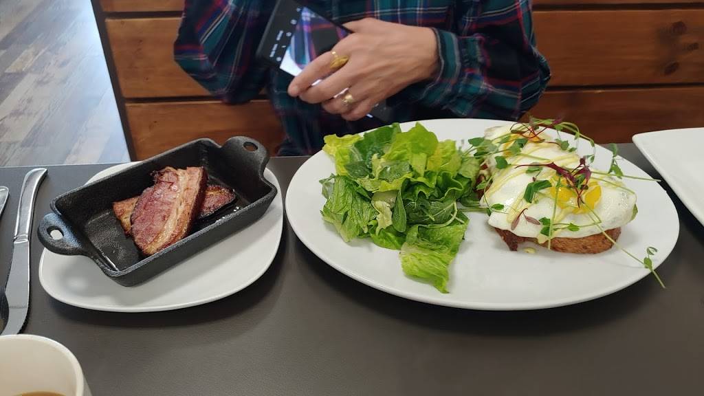 Howies | restaurant | 1525 Smith St Suite 7, North Providence, RI 02911, USA | 4013530500 OR +1 401-353-0500