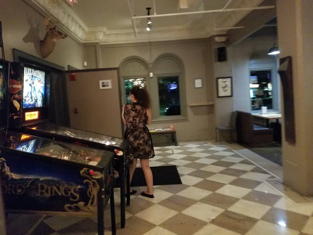 Common Pub Detroit | restaurant | 5440 Cass Ave, Detroit, MI 48202, USA | 3132858849 OR +1 313-285-8849