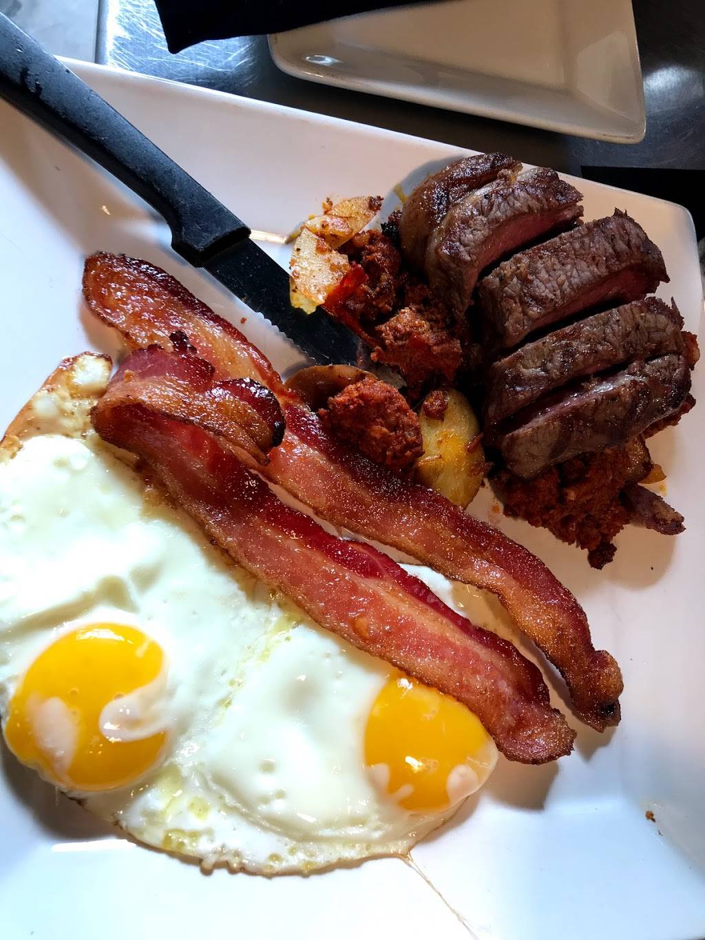 The Hoppy Gnome | restaurant | 203 E Berry St, Fort Wayne, IN 46802, USA | 2604220070 OR +1 260-422-0070