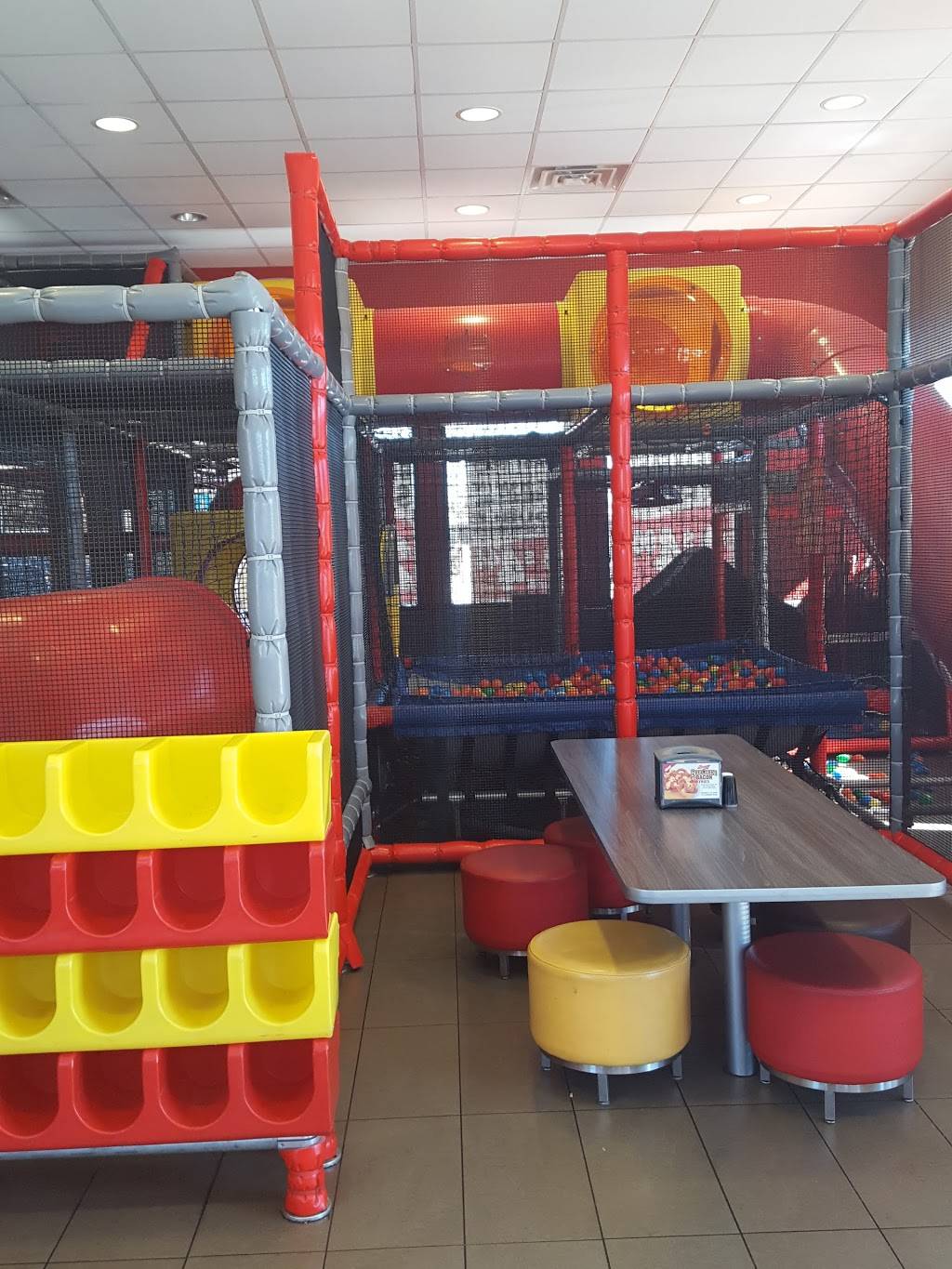 Hardees | restaurant | 759 W Johnson St, Fond du Lac, WI 54935, USA | 9209223434 OR +1 920-922-3434