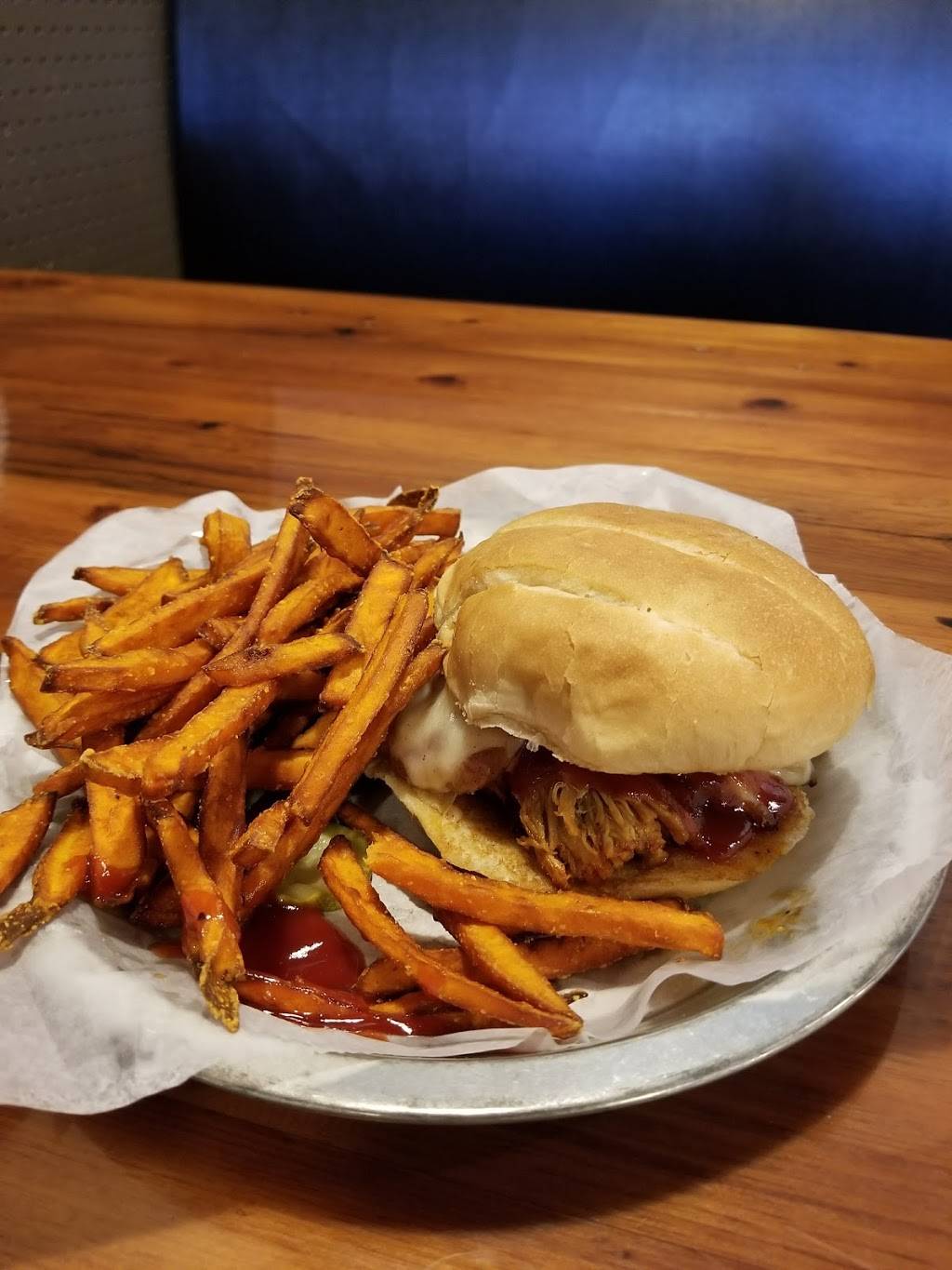 Bobs Bitchin BBQ | restaurant | 167 N Iowa St, Dodgeville, WI 53533, USA | 6089302227 OR +1 608-930-2227