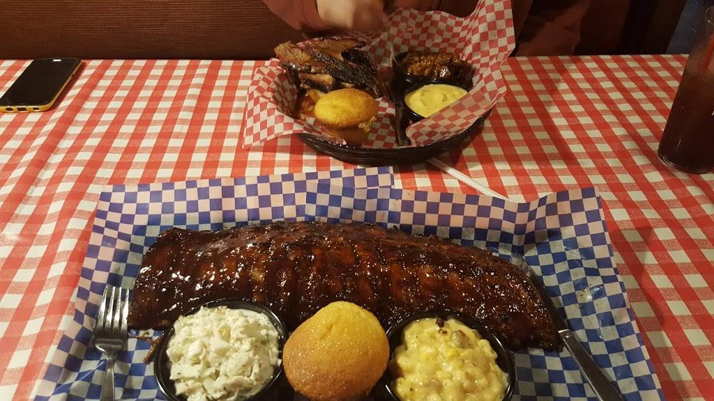 Famous Daves Bar-B-Que | restaurant | 20300 13 Mile Rd, Roseville, MI 48066, USA | 5862932900 OR +1 586-293-2900