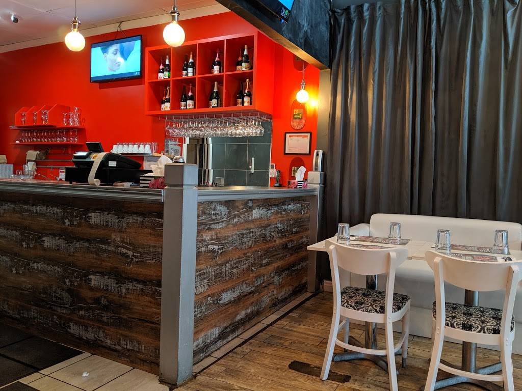 Bistro King Creole | restaurant | 3667 Rue Hochelaga, Montréal, QC H1W 1J2, Canada | 5145217158 OR +1 514-521-7158