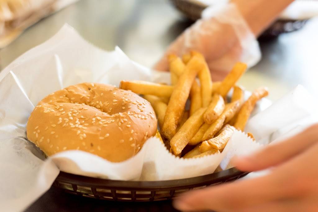 Skippers Pub & Top Deck | restaurant | 121 E High St, Oxford, OH 45056, USA | 5135230066 OR +1 513-523-0066