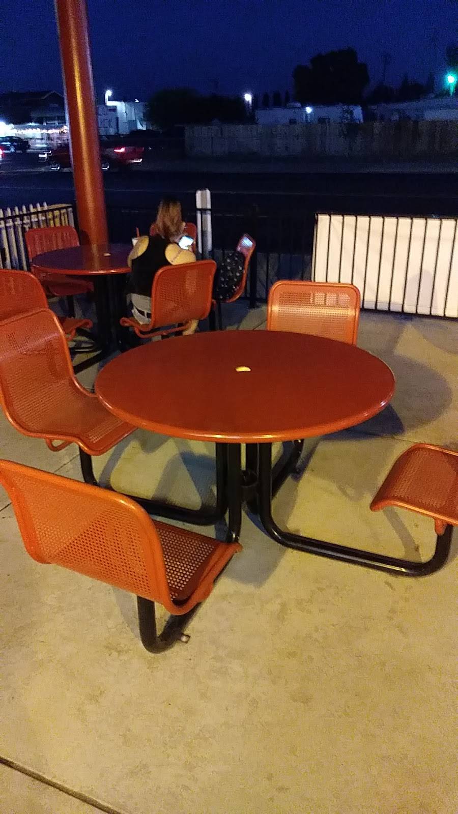 Wienerschnitzel | restaurant | 920 E F St, Oakdale, CA 95361, USA | 2093226020 OR +1 209-322-6020