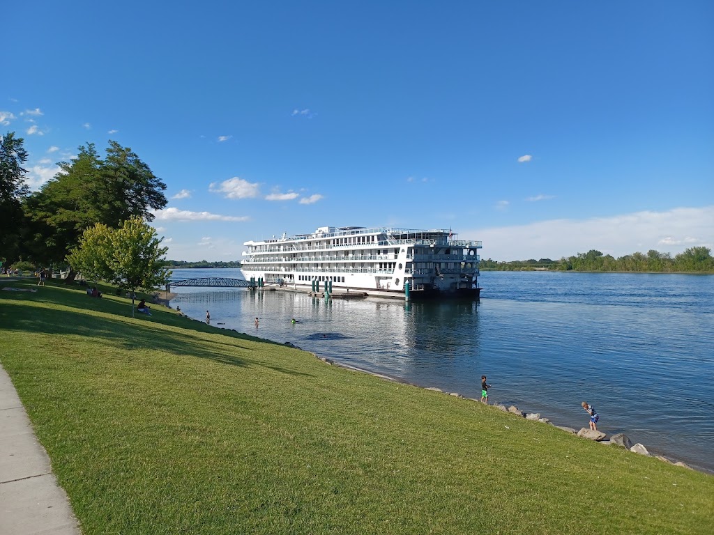 Sterlings Famous Steak Seafood & Salad Bar - On The River | restaurant | 890 George Washington Way, Richland, WA 99352, USA | 5099431588 OR +1 509-943-1588