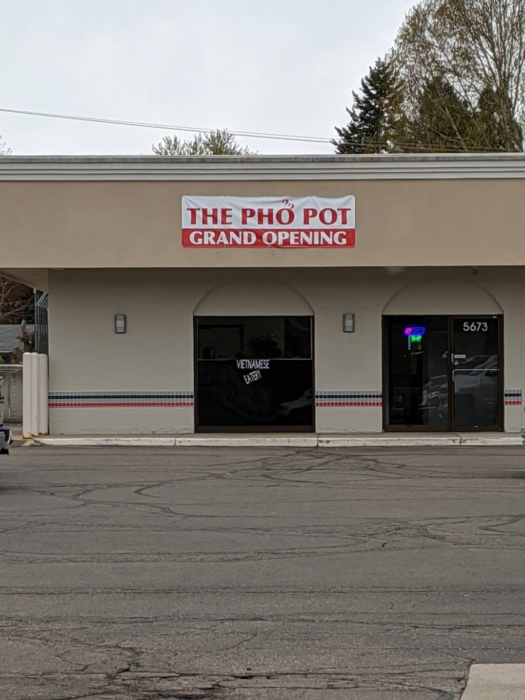 The Pho Pot | restaurant | 5673 Dixie Hwy, Waterford Twp, MI 48329, USA | 2487421220 OR +1 248-742-1220
