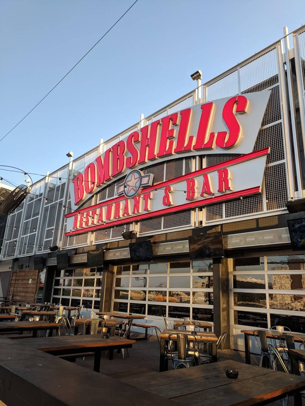 Bombshells | restaurant | 7501 N Stemmons Fwy, Dallas, TX 75247, USA | 2142672662 OR +1 214-267-2662
