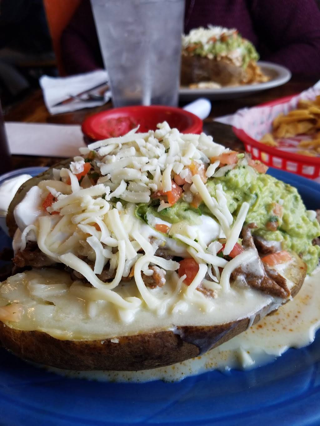 La Fuente Mexican Restaurant | restaurant | 1007 Commerce Drive, Fairfield, IL 62837, USA | 6188425000 OR +1 618-842-5000