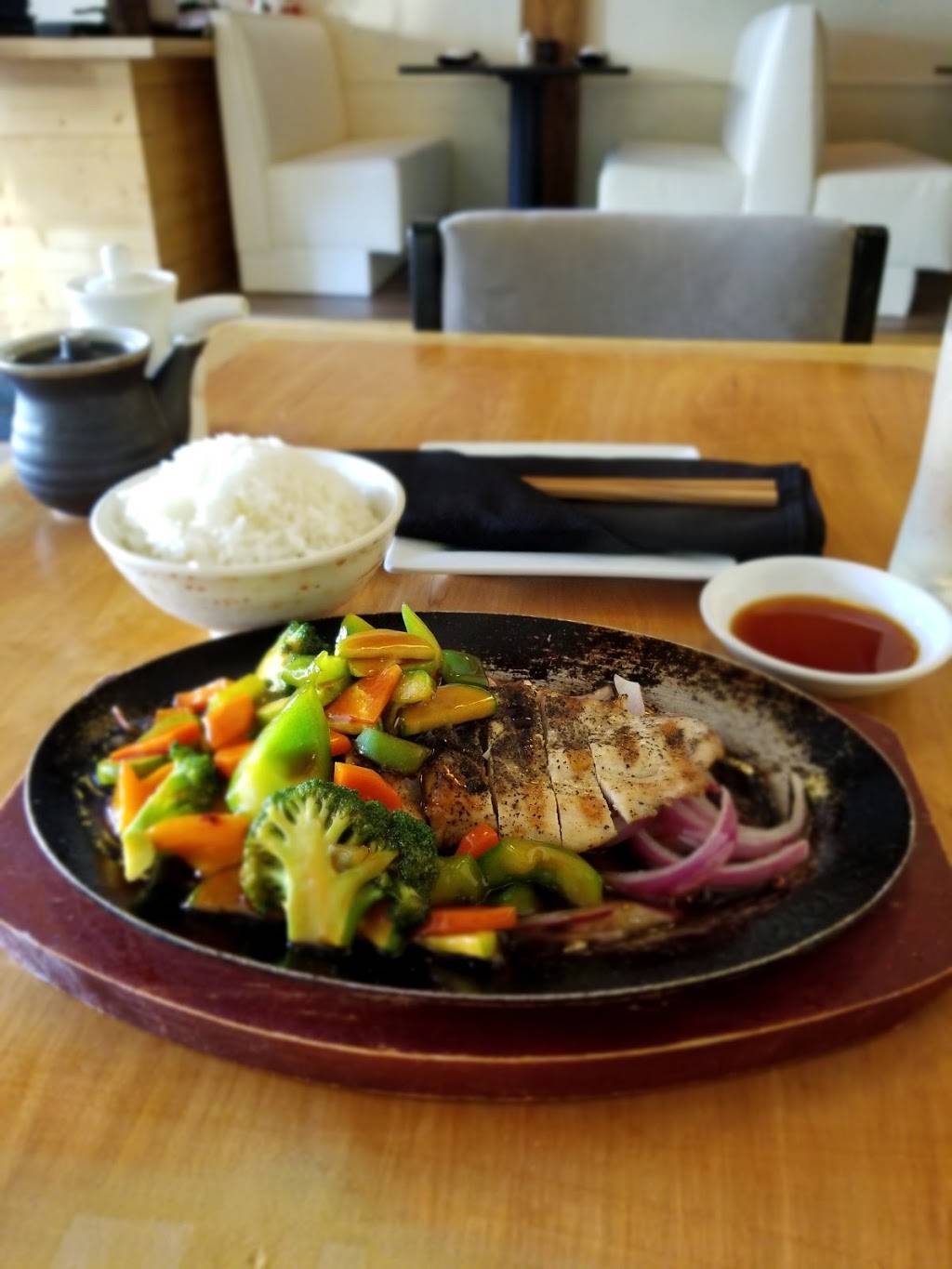 Yellowtail Sushi Bar & Asian Kitchen | restaurant | 3136 N Broadway, Chicago, IL 60657, USA | 7735281902 OR +1 773-528-1902