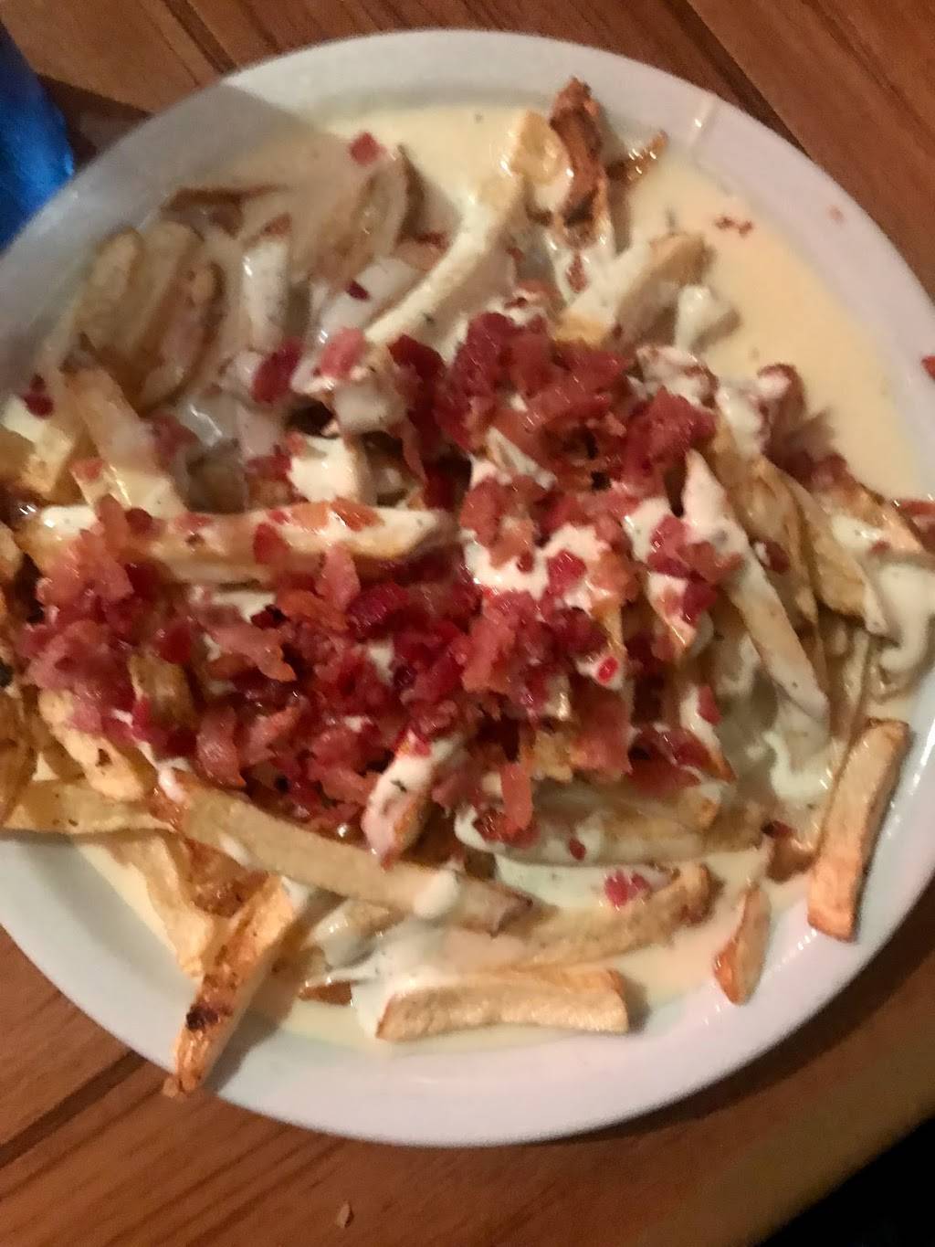 Divots Bar & Grill | restaurant | 12 Village Center Dr, Reading, PA 19607, USA | 6107756575 OR +1 610-775-6575