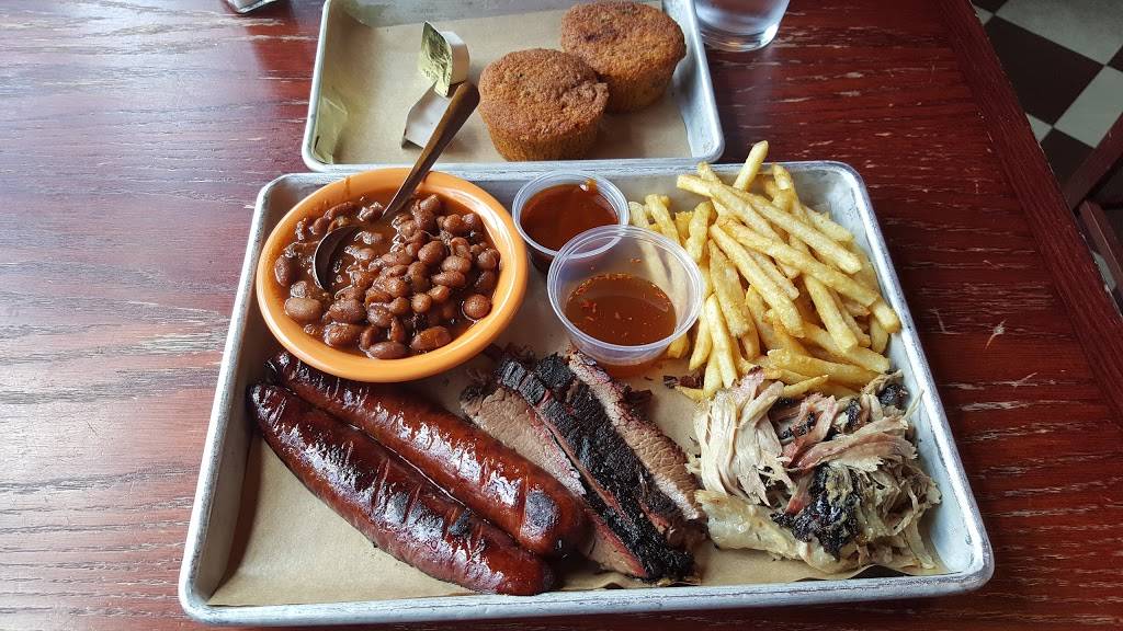 Black Dog Smoke & Ale House | restaurant | 201 N Broadway Ave, Urbana, IL 61801, USA | 2173449342 OR +1 217-344-9342