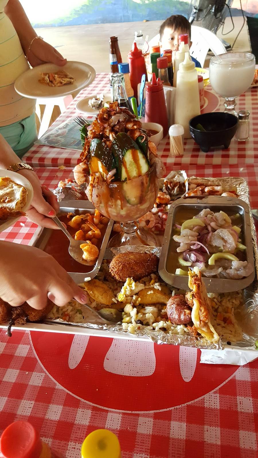 Mariscos La Palapa De Los Plebes | restaurant | Calle 11 20, Pob Delejido Francisco Villa, Tijuana, B.C., Mexico | 016643981704 OR +52 664 398 1704