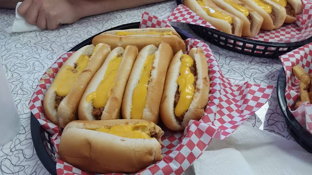 Daves Famous T&L Hot Dogs | restaurant | 29 Garton Plaza, Weston, WV 26452, USA | 3049978340 OR +1 304-997-8340