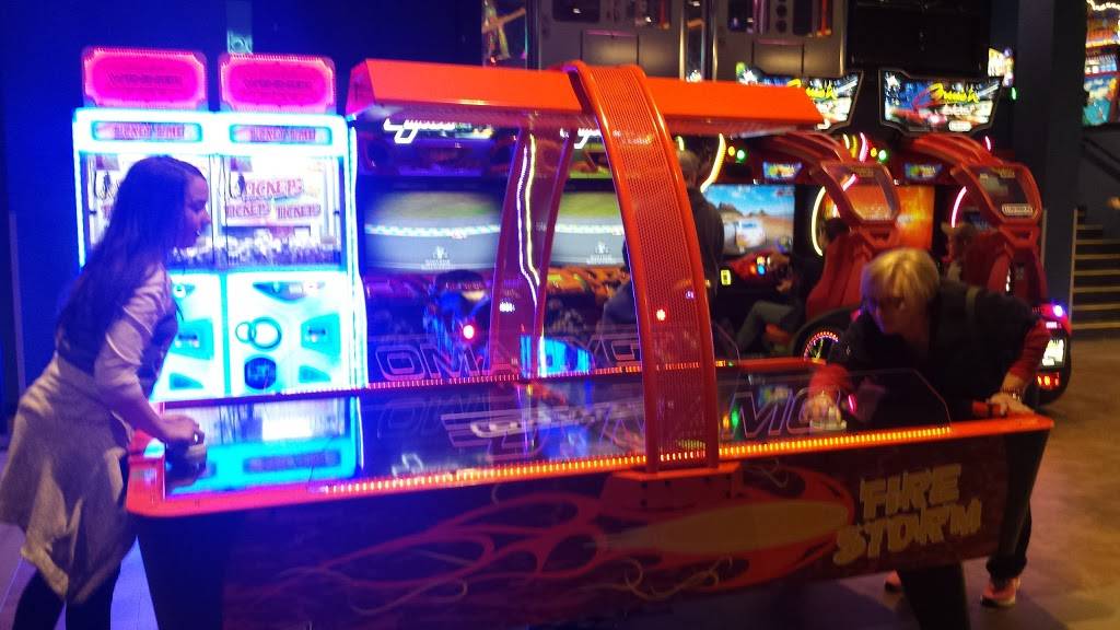 Showplace Entertainment Center & Burgh House | restaurant | 8099 Bell Oaks Dr, Newburgh, IN 47630, USA | 8128536843 OR +1 812-853-6843