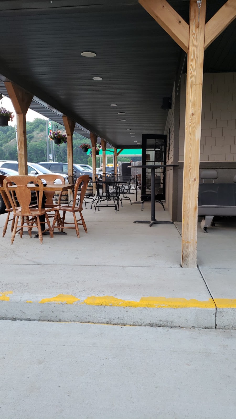 Stringers Bar & Grill | restaurant | 3703 W 8th St, Yankton, SD 57078, USA | 6056892424 OR +1 605-689-2424