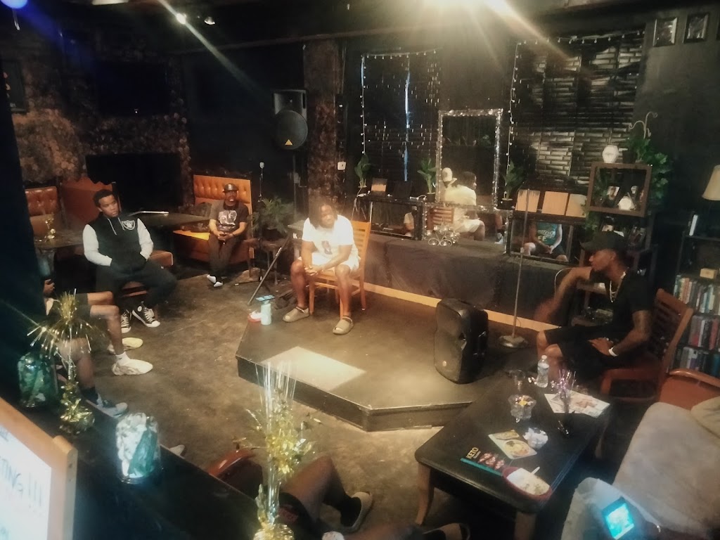 Sweet Royale Hotdogs & Poetry | restaurant | 2622 Detroit St, Portsmouth, VA 23707, USA | 7579772460 OR +1 757-977-2460