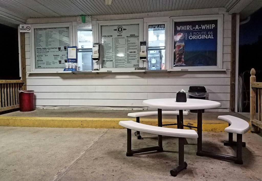 Whirl A Whip | restaurant | 309 S 3rd St, Girard, IL 62640, USA | 2176279447 OR +1 217-627-9447