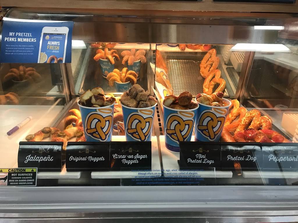 Auntie Annes Pretzels | restaurant | 2448 Chesapeake Square Ring Rd, Chesapeake, VA 23321, USA | 7573817775 OR +1 757-381-7775