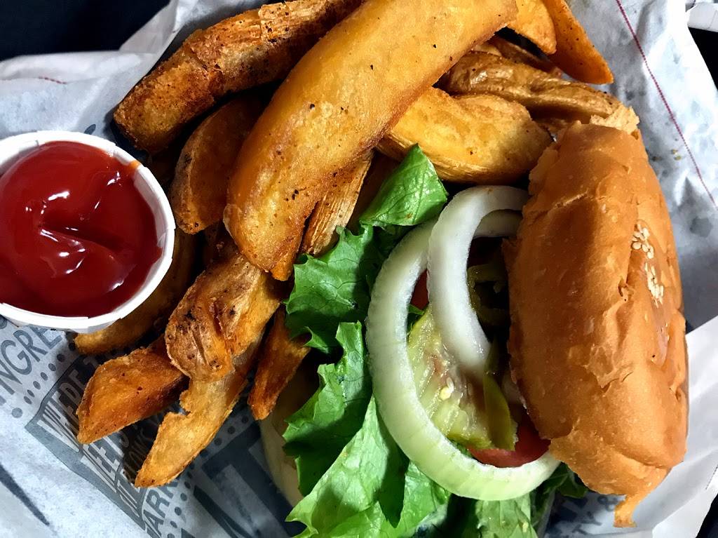 Fuddruckers | restaurant | 900 Broadway, Saugus, MA 01906, USA | 7812336399 OR +1 781-233-6399