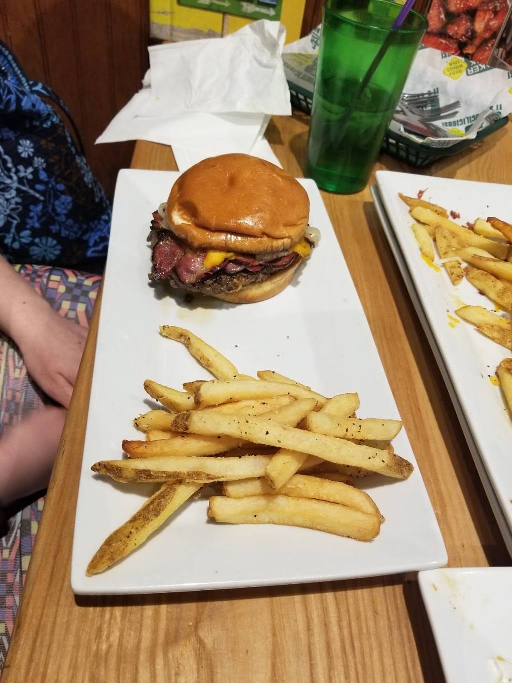 Quaker Steak & Lube | restaurant | 1425 Scalp Ave, Johnstown, PA 15904, USA | 8142629464 OR +1 814-262-9464