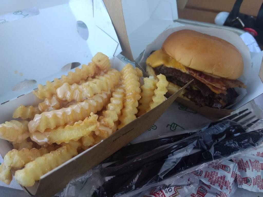 Shake Shack | restaurant | 6443 CA-27, Woodland Hills, CA 91303, USA | 7477775816 OR +1 747-777-5816