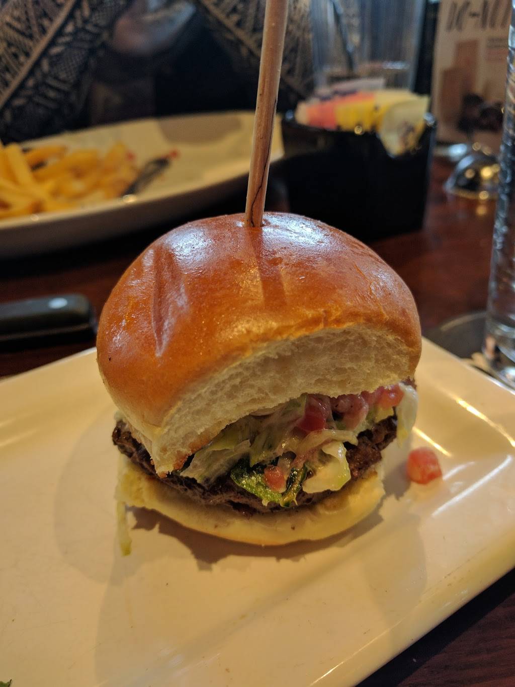 Houlihans | restaurant | 8240 Gateway Overlook Dr, Elkridge, MD 21075, USA | 4107826016 OR +1 410-782-6016