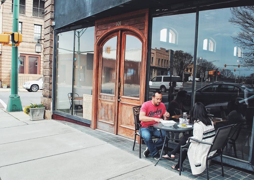 Stone Table | restaurant | 101 W Franklin St, Monroe, NC 28112, USA | 7042257675 OR +1 704-225-7675