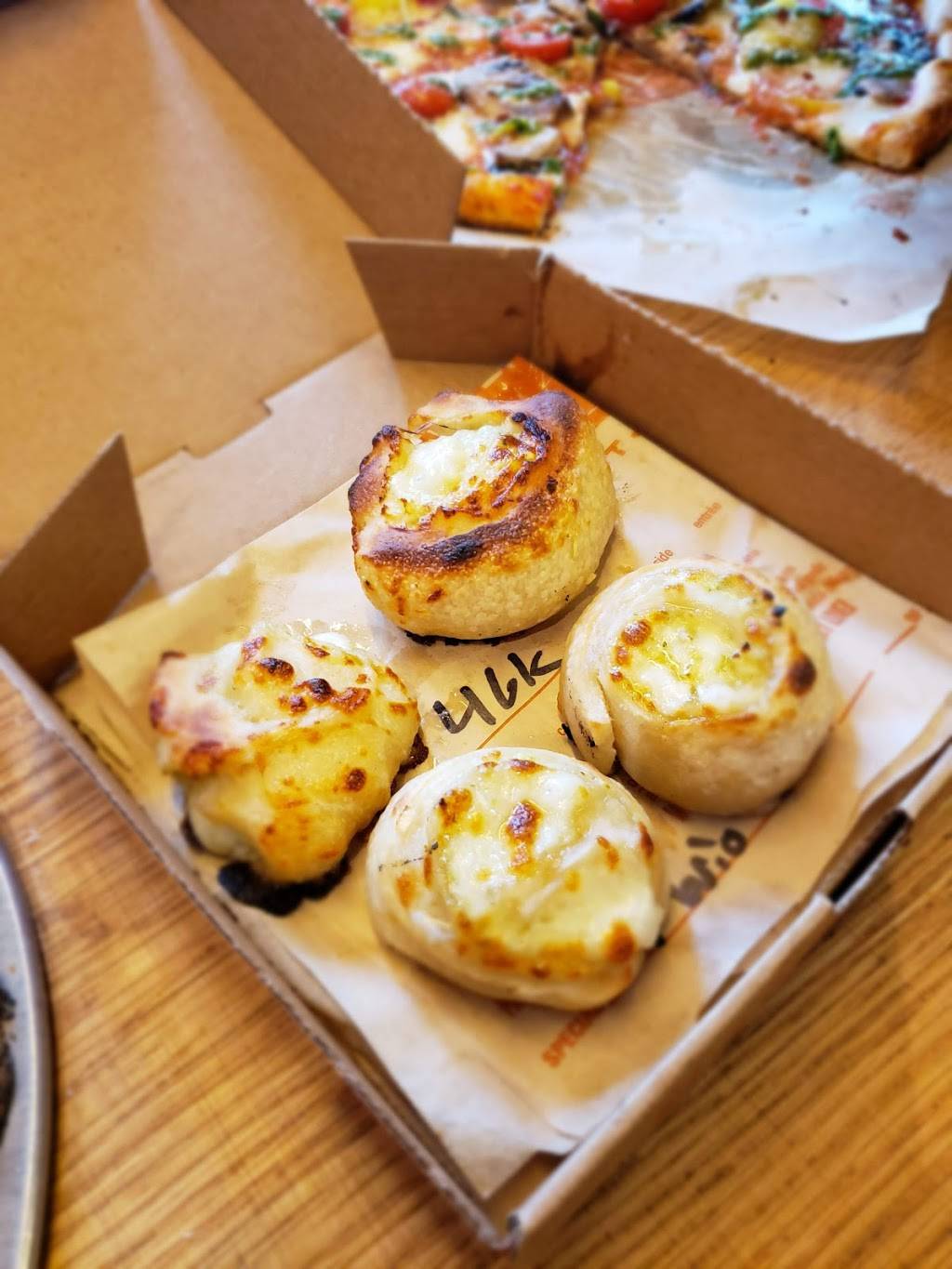 Blaze Pizza | restaurant | 2031 N Squirrel Rd, Auburn Hills, MI 48326, USA | 2482373377 OR +1 248-237-3377