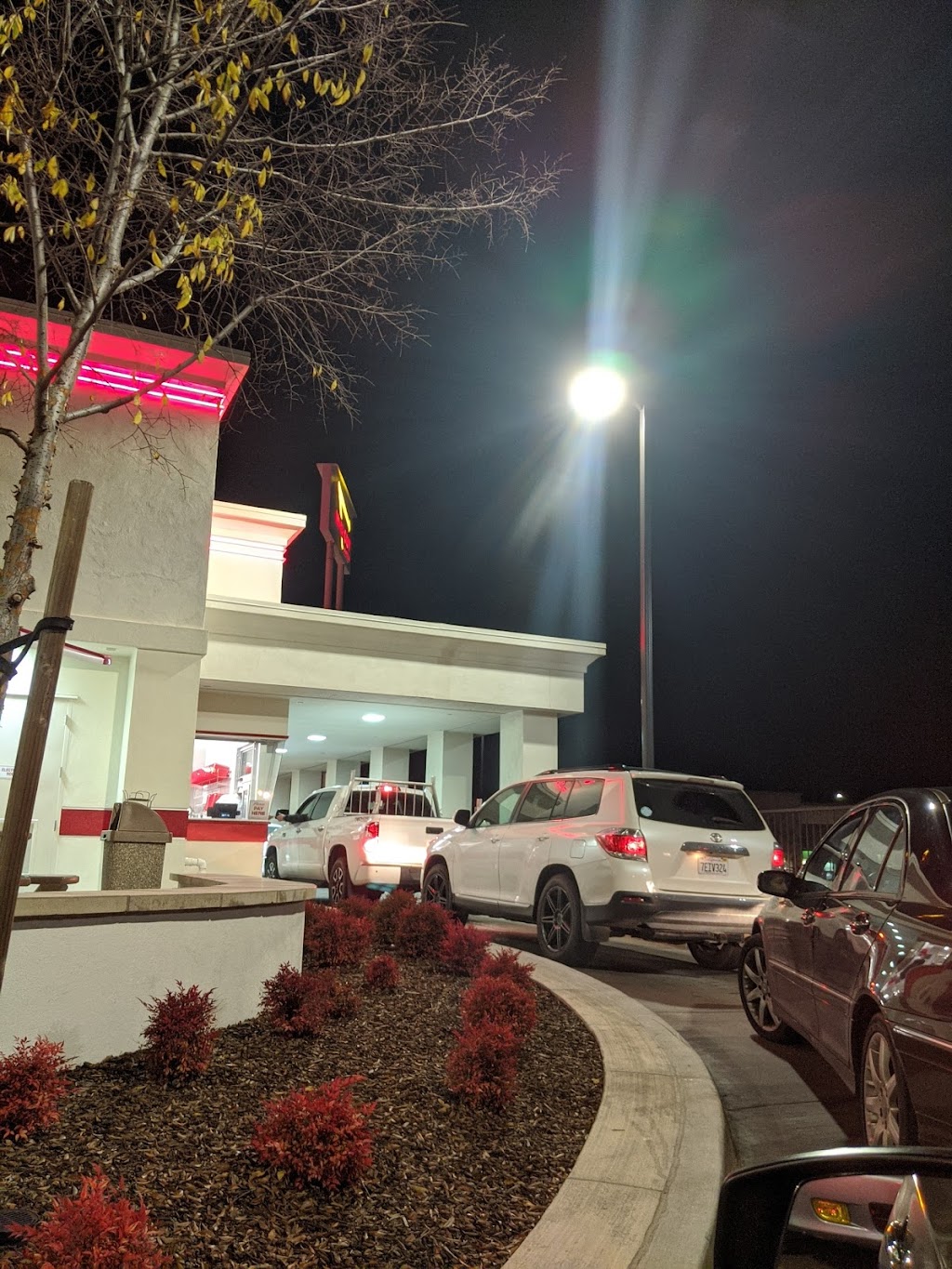 In-N-Out Burger | restaurant | 1351 N State St, Ukiah, CA 95482, USA | 8007861000 OR +1 800-786-1000