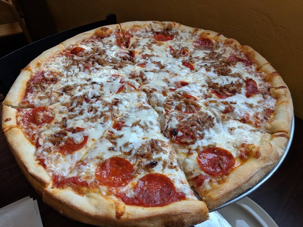 Lucas Italian Restaurant | restaurant | 932 Cycle Ln, South Hill, VA 23970, USA | 4344473211 OR +1 434-447-3211