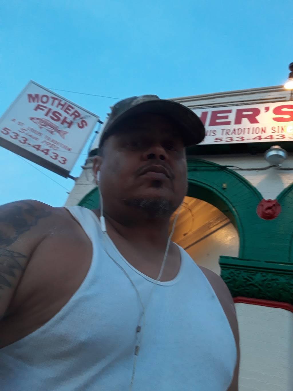 Mothers Fish | restaurant | 2738 N Grand Blvd, St. Louis, MO 63106, USA | 3148334950 OR +1 314-833-4950