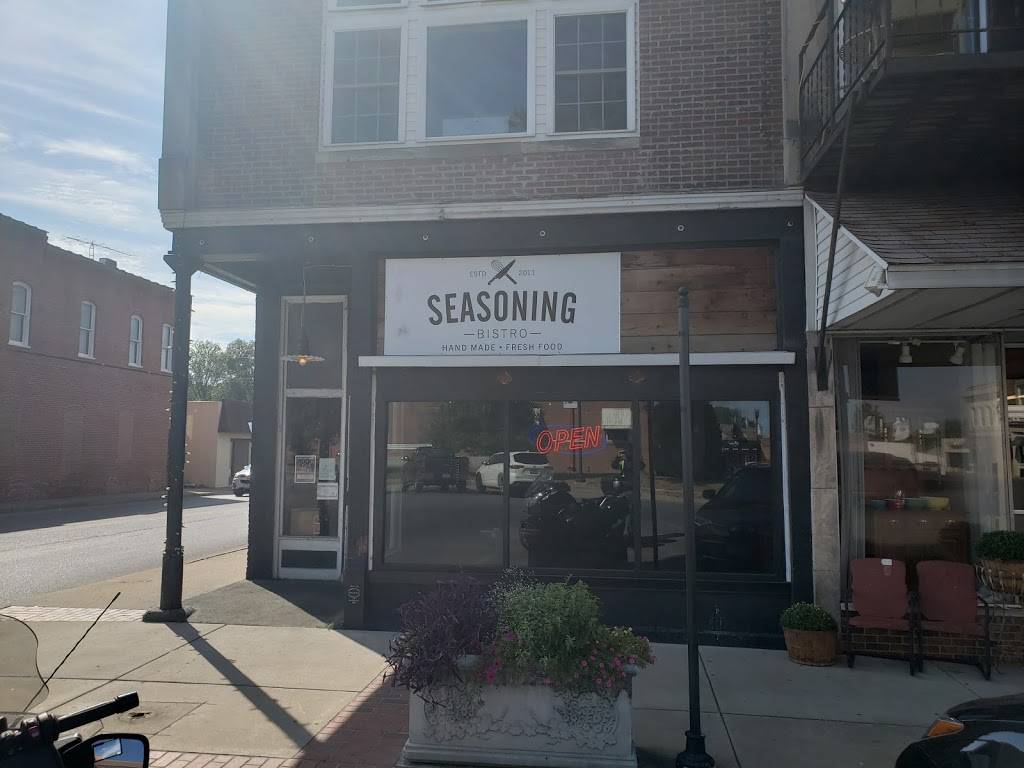 Seasoning Bistro | restaurant | 506 Public Square, Benton, IL 62812, USA | 6184393003 OR +1 618-439-3003