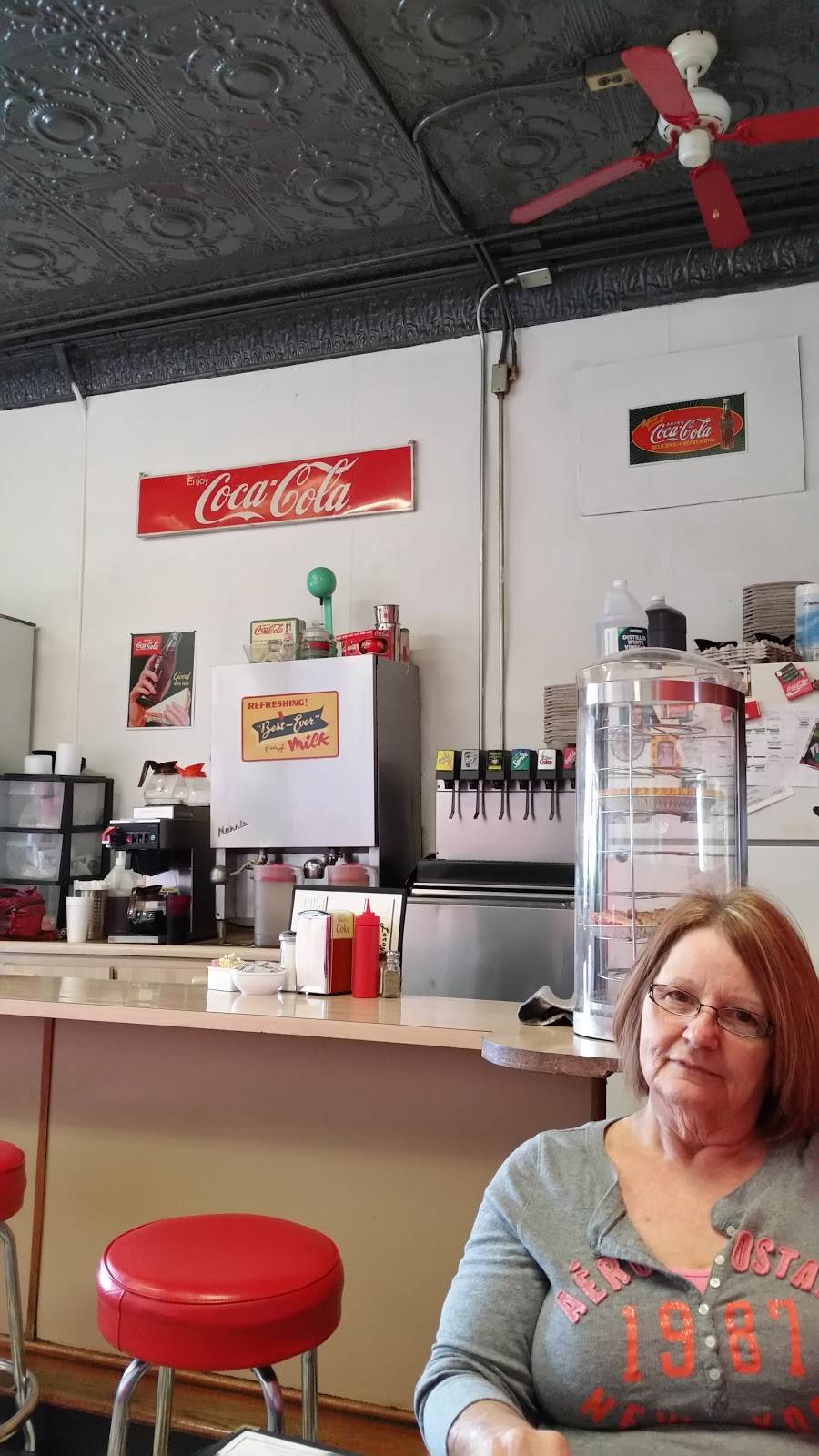 Leroys Place | restaurant | 1537 S A St, Elwood, IN 46036, USA | 7655529051 OR +1 765-552-9051