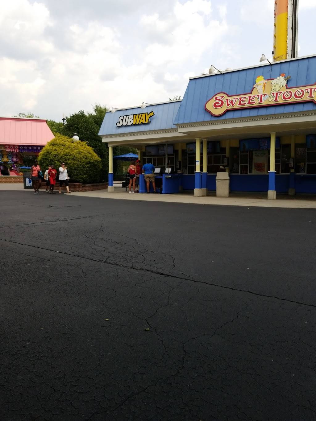 Subway | restaurant | 16000 Theme Park Way, Doswell, VA 23047, USA | 8048765073 OR +1 804-876-5073