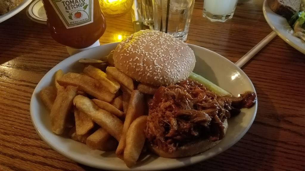 Country House | restaurant | 241 55th St, Clarendon Hills, IL 60514, USA | 6303251444 OR +1 630-325-1444