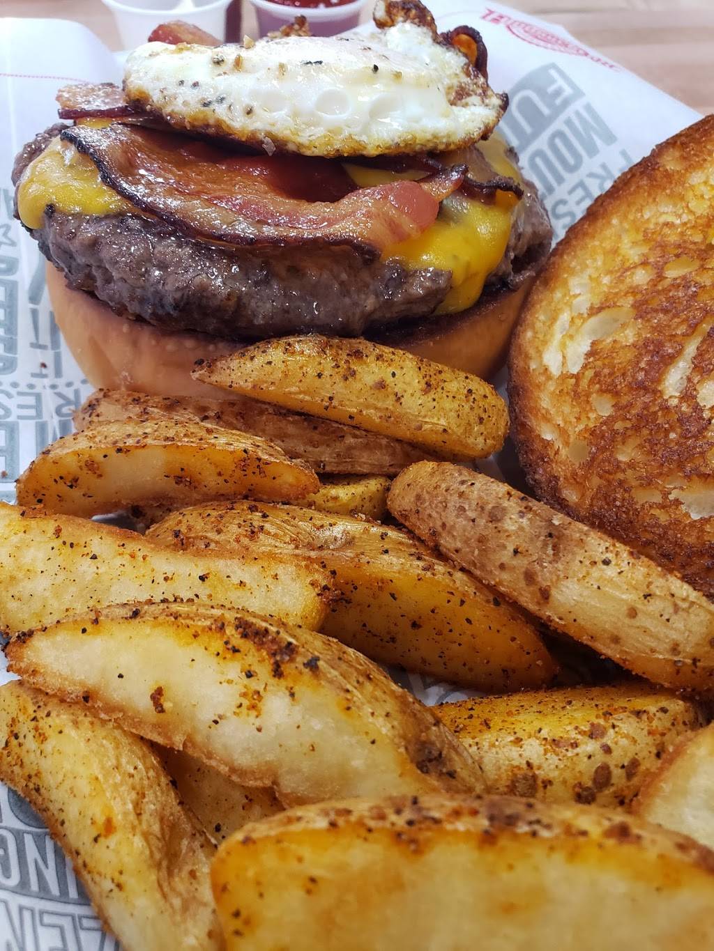 Fuddruckers | restaurant | 4311 E Colonial Dr, Orlando, FL 32803, USA | 4078261093 OR +1 407-826-1093